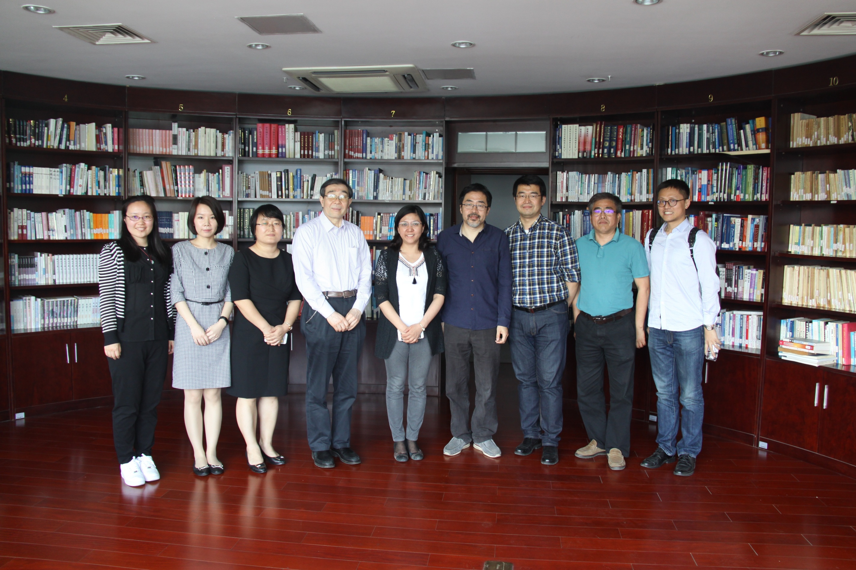 20180501电子竞技博彩第三医院敖英芳教授一行到访微纳电子学研究院 - 副本.JPG 20180501电子竞技博彩第三医院敖英芳教授一行到访微纳电子学研究院 - 副本.JPG